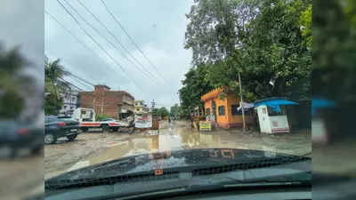 आरा में बारिश के बीच बन रही सड़क, नियमों की अनदेखी पर उठे सवाल, करोड़ों की बर्बादी का खतरा