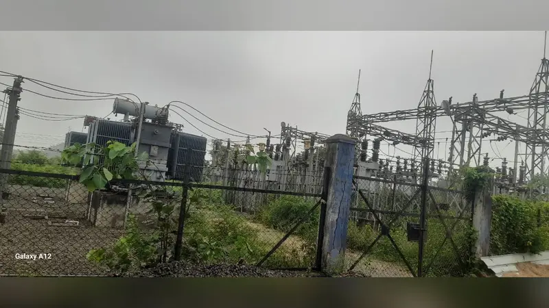 हल्की बारिश में ही गुल हो जाती है चकाई की बिजली, घंटों नहीं मिलती राहत