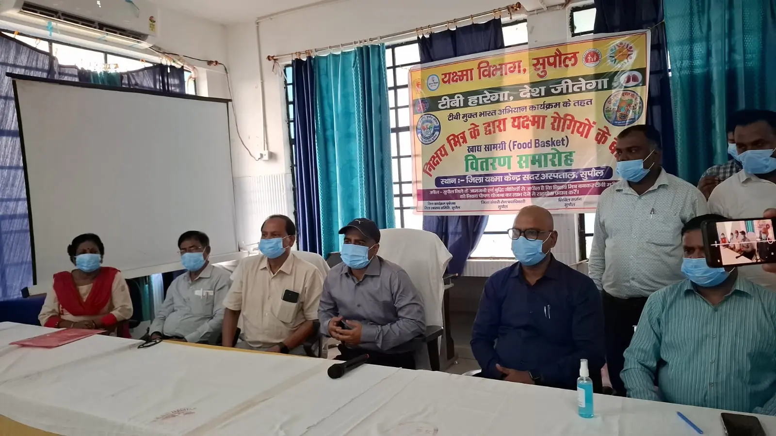 डीएम ने टीबी मरीजों को बांटी पोषण सामग्री, नियमित इलाज का दिया संदेश