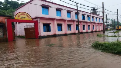 पहली बारिश में ही जलाशय में तब्दील हुआ हसनपुर मध्य विद्यालय