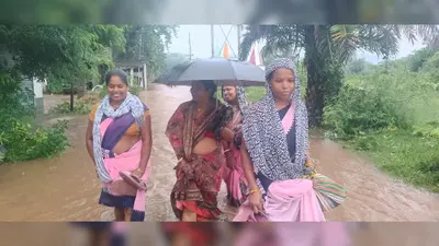 ढाई फीट पानी में पैदल चलकर धरने में पहुंचीं आंगनबाड़ी सेविकाएं, एक साल से मानदेय नहीं मिलने का आरोप