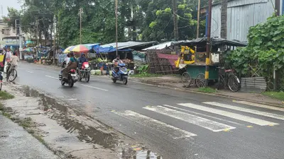 रिमझिम बारिश से मौसम हुआ सुहाना, लेकिन फुटपाथ दुकानदारों की बढ़ी परेशानी