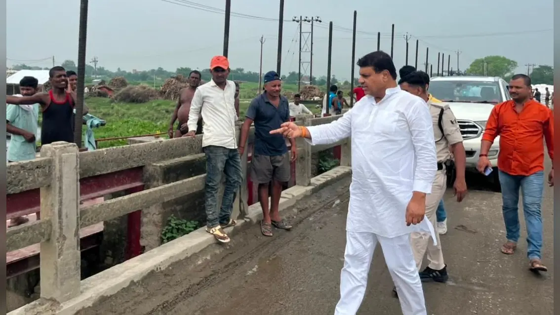 बंद सलुइस गेट खुलवाकर विधायक ने शुरू कराई जल निकासी, अधिकारियों को लगाई फटकार