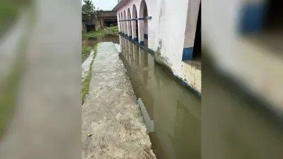हल्की बारिश में ही तालाब बना स्कूल, पठन-पाठन बाधित