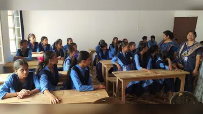 बक्सर: केसठ में प्लस टू हाई स्कूल पहुंचीं जिप सदस्य विद्या भारती, बच्चों से की पढ़ाई और अनुशासन पर की सीधी बात