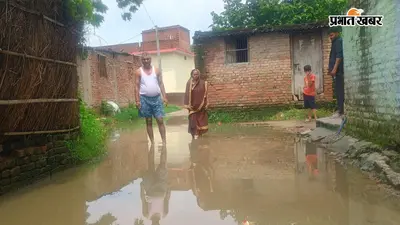सरकारी पोखर पर अतिक्रमण से पहली बारिश में डूबी सड़क, ग्रामीणों ने प्रशासन को दी आंदोलन की चेतावनी