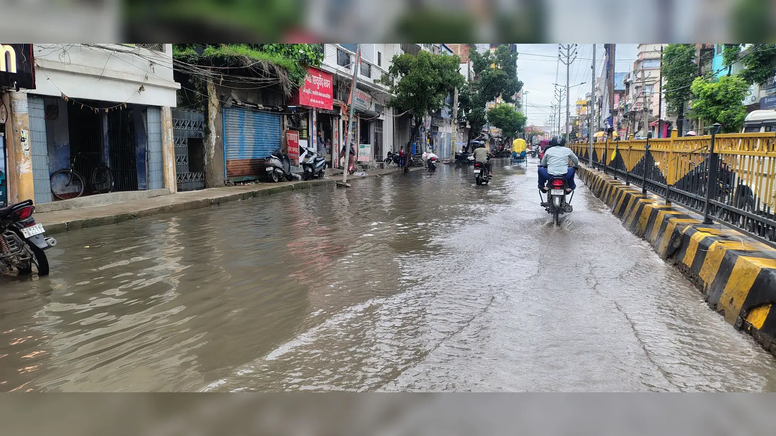 सीवान में मूसलाधार बारिश से जलजमाव, सड़कों पर घुटनों तक पानी; नगर परिषद की व्यवस्था पर उठे सवाल