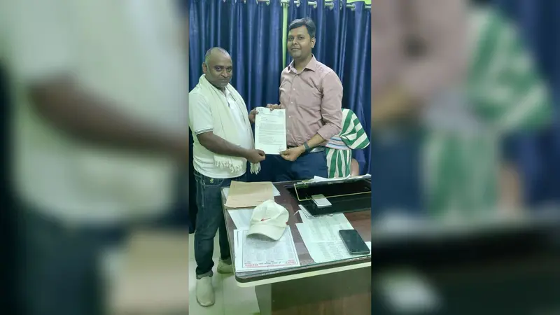 जर्जर स्कूल में पढ़ने को मजबूर 300 बच्चे, बीईओ ने मांगी डीईओ से मदद