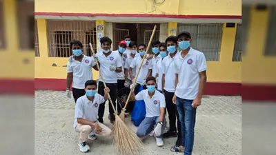 मोतिहारी के श्री नारायण सिंह महाविद्यालय में एनएसएस का स्वच्छता अभियान, छात्रों ने किया श्रमदान
