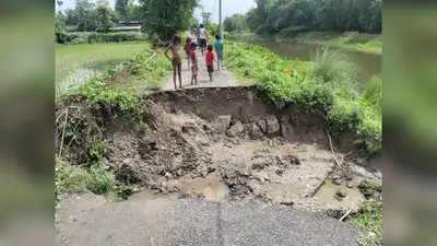 पानी के बन रहे दबाव को कम करने के लिए ग्रामीणों ने काट दी पक्की सड़क, आवागमन बहाल करने में जुटा विभाग