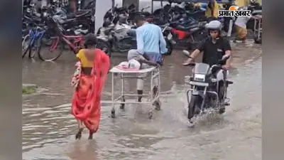 गया मगध मेडिकल अस्पताल के मुख्य द्वार पर जलजमाव से मरीज बेहाल, इमरजेंसी तक पहुंचना मुश्किल