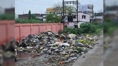 आरा: कायमनगर में उर्दू मध्य विद्यालय के मुख्य द्वार पर कचरे का अंबार, दुर्गंध से छात्र-छात्राओं की बढ़ी परेशानी