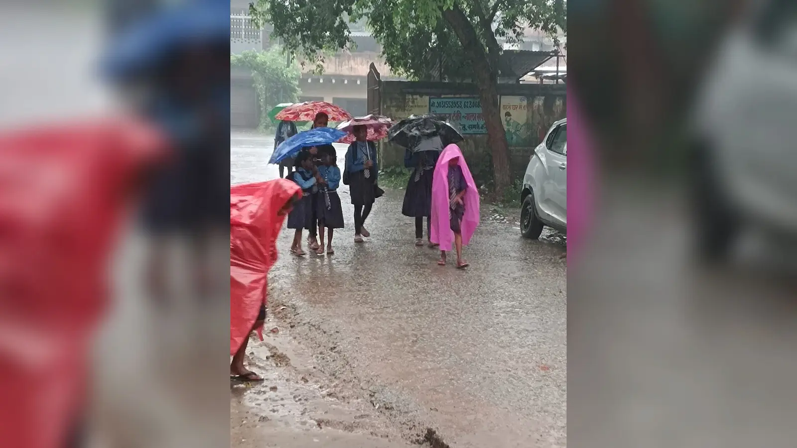 औरंगाबाद: ओबरा में मूसलाधार बारिश में भी स्कूल पहुंचे बच्चे, पठन-पाठन को लेकर दिखा गजब का उत्साह