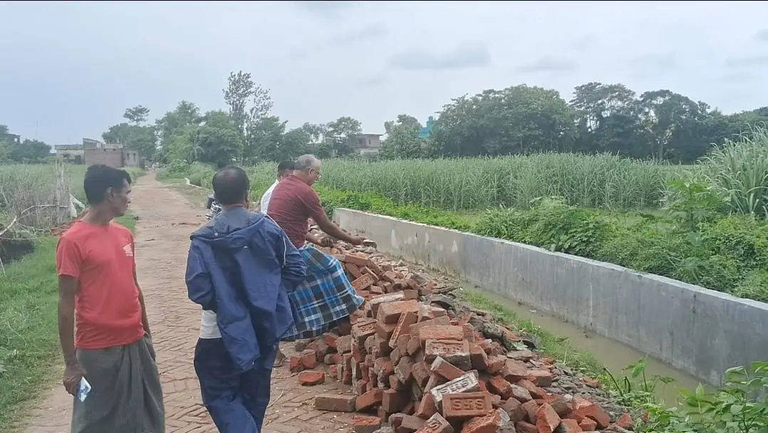 14 लाख का नाला पहली बारिश में ही टूटा, ग्रामीण बोले- घटिया सामग्री से हुआ निर्माण