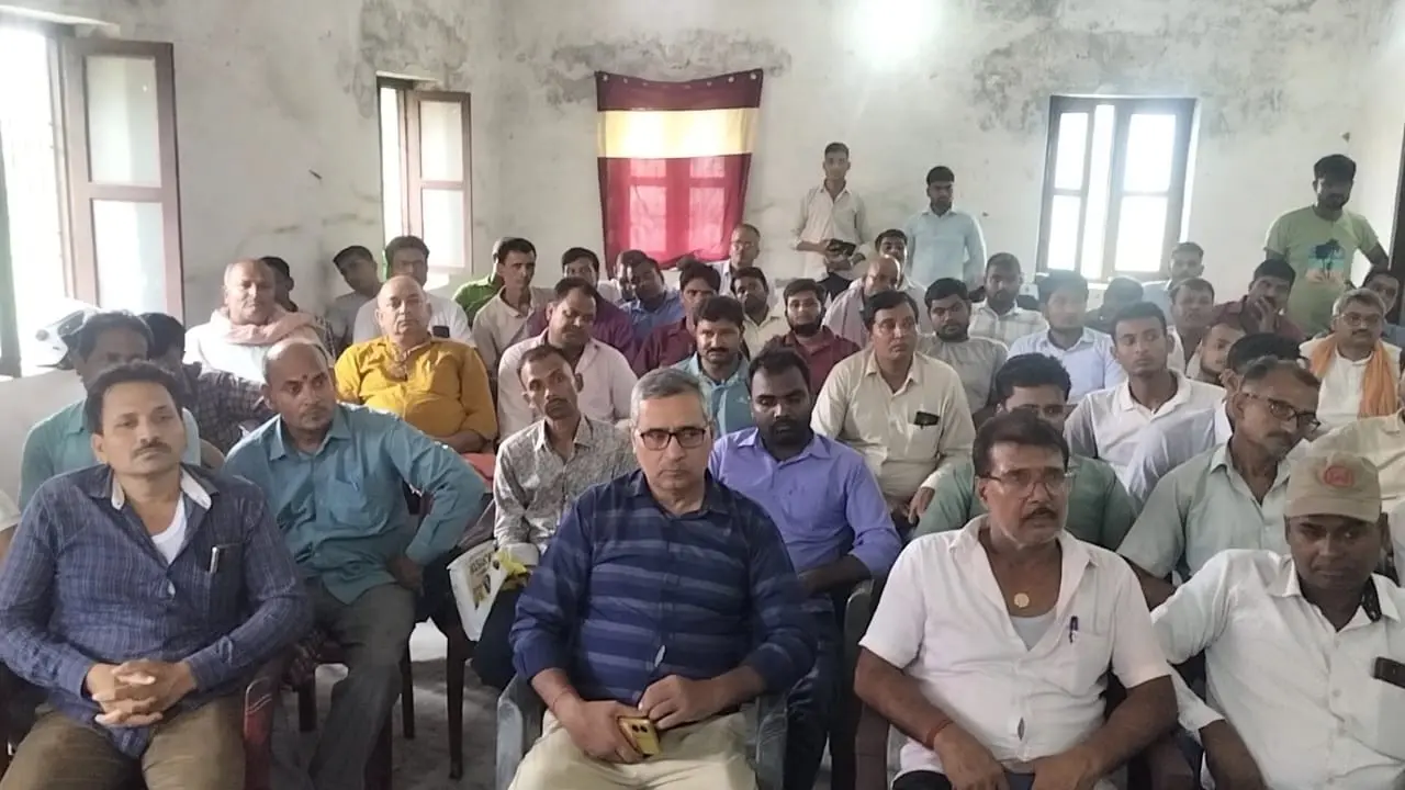 चनपटिया में उर्वरक निगरानी समिति की बैठक, कालाबाजारी की शिकायतों पर जांच के निर्देश
