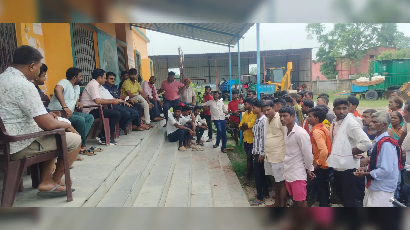 चनपटिया में सफाईकर्मियों का प्रदर्शन, मांगें पूरी नहीं होने तक अनिश्चितकालीन हड़ताल जारी