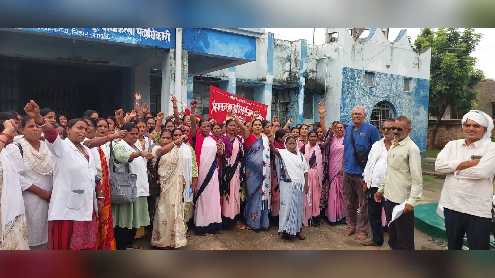 बायोमेट्रिक उपस्थिति के विरोध में स्वास्थ्य कर्मियों का धरना, वेतन भुगतान को लेकर सरकार से की मांग