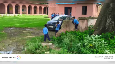 टूटी बाउंड्री, कीचड़ और बिना पढ़ाई के घूमते बच्चे... सरकारी स्कूल की हकीकत आई सामने