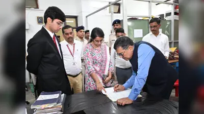 डीसी ने समाहरणालय के विभिन्न कार्यालयों का किया औचक निरीक्षण