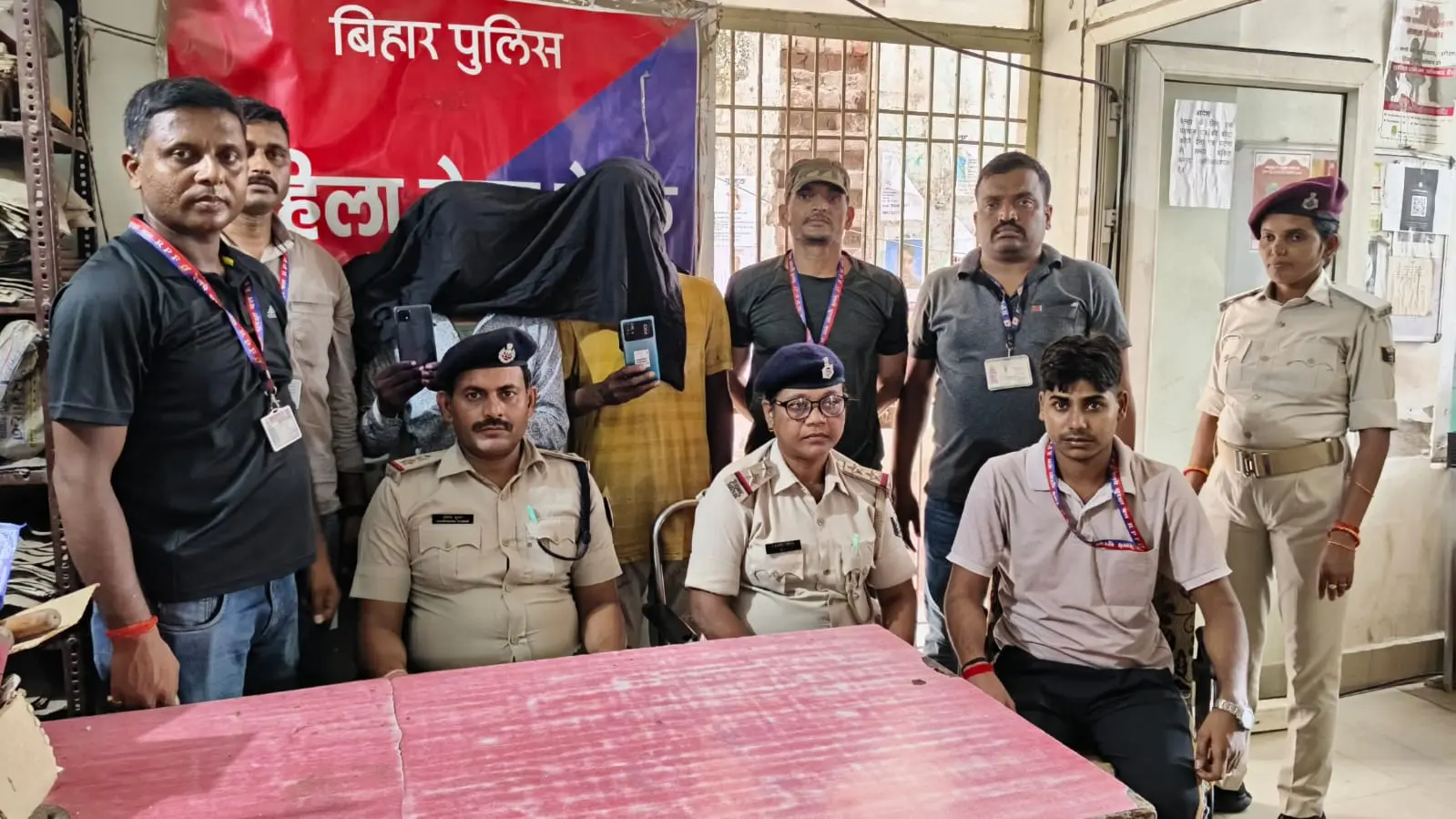 गया जंक्शन पर दो शातिर मोबाइल चोर गिरफ्तार, यात्रियों से चुराए गए दो महंगे मोबाइल बरामद