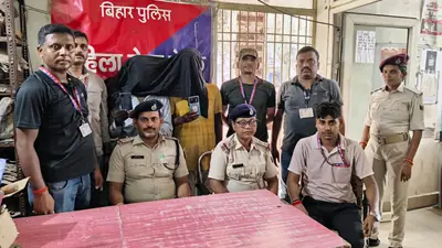 गया जंक्शन पर दो शातिर मोबाइल चोर गिरफ्तार, यात्रियों से चुराए गए दो महंगे मोबाइल बरामद