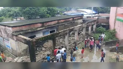 मौत का स्कूल, पूर्णिया के रंगरैया लालटोली में भरभराकर गिरी जर्जर छत, मची अफ़रा-तफ़री