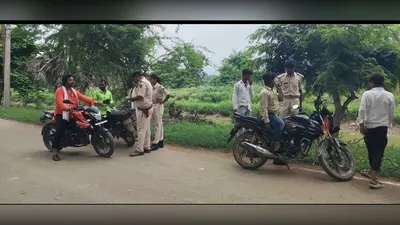 कैमूर: भगवानपुर में पुलिस की सख्त वाहन जांच, हेलमेट-ट्रिपल राइडिंग पर कार्रवाई, ₹5 हजार का चालान वसूला