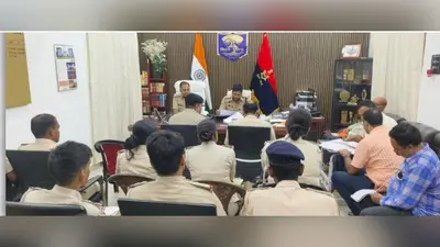 सारण में आर्म्स एक्ट व एससी-एसटी मामलों की एसएसपी ने की समीक्षा, फरार अभियुक्तों की गिरफ्तारी तेज करने का निर्देश