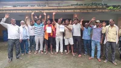 सीवान: जल निकासी की समस्या को लेकर गुठनी अंचल कार्यालय पर किसानों का प्रदर्शन