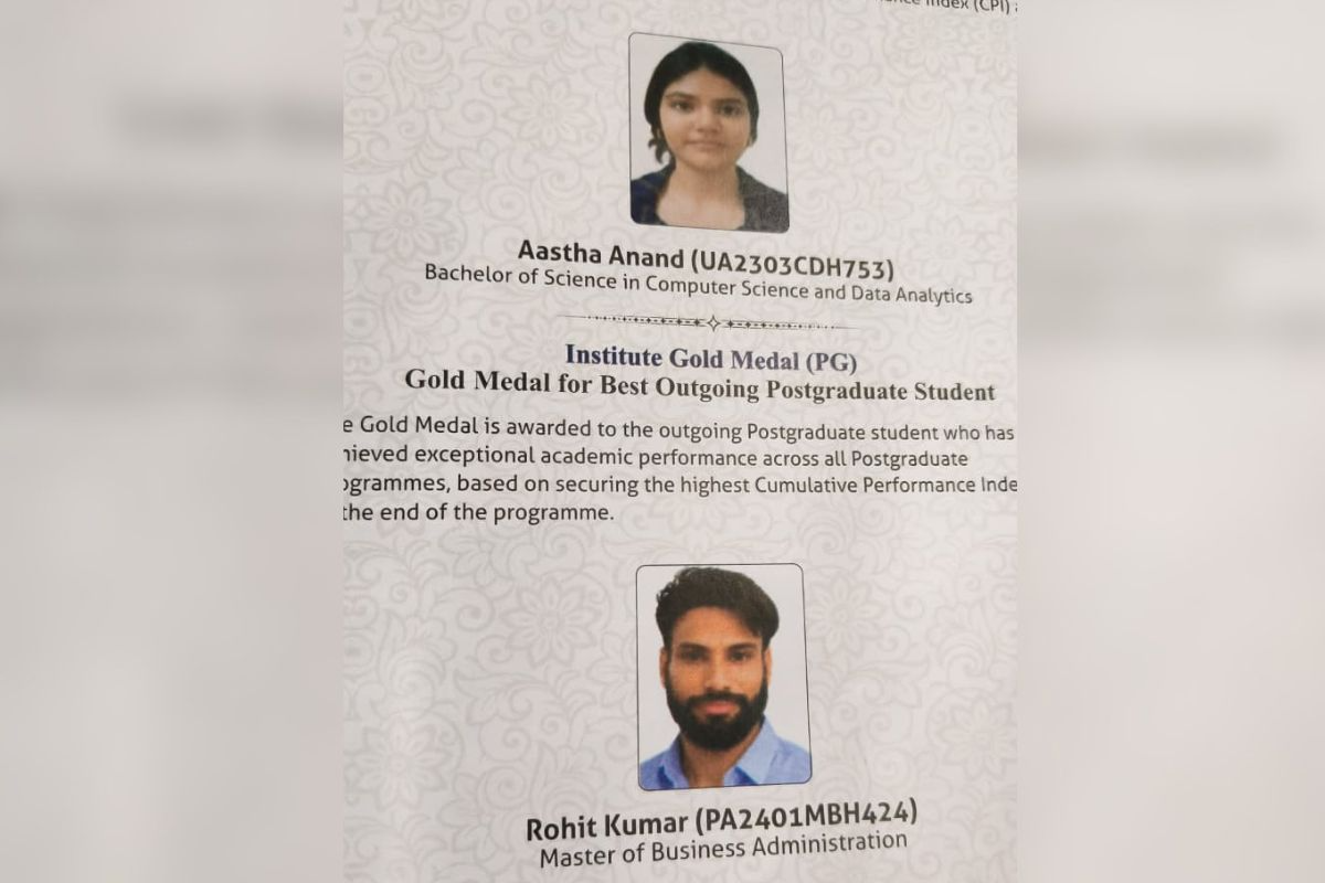 स्वर्ण पदक पाने वाले छात्र.