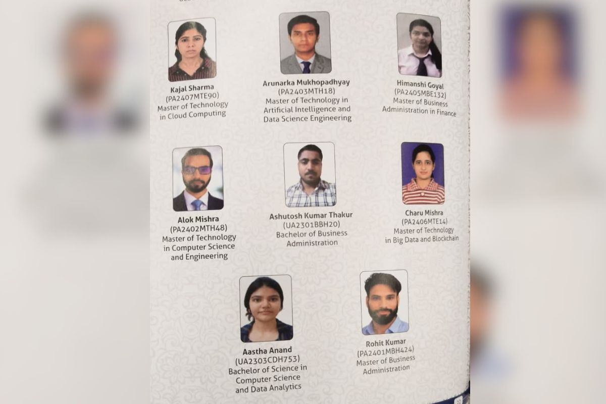 रजत पदक प्राप्त करने वाले छात्र.