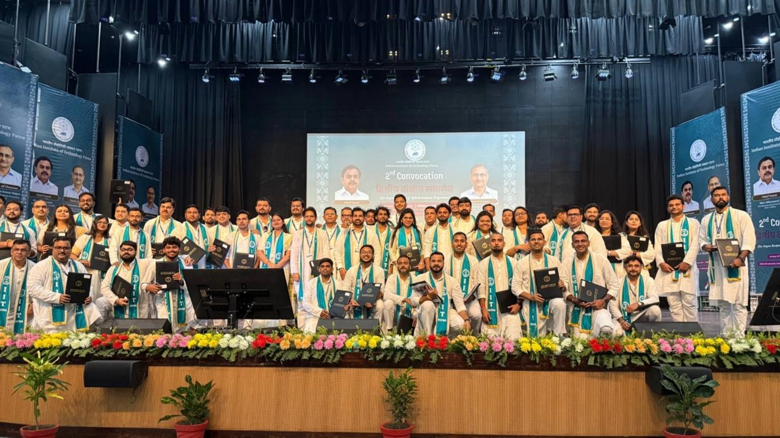 कन्वोकेशन के बाद मेडल पानेवाले छात्र-छात्राएं.