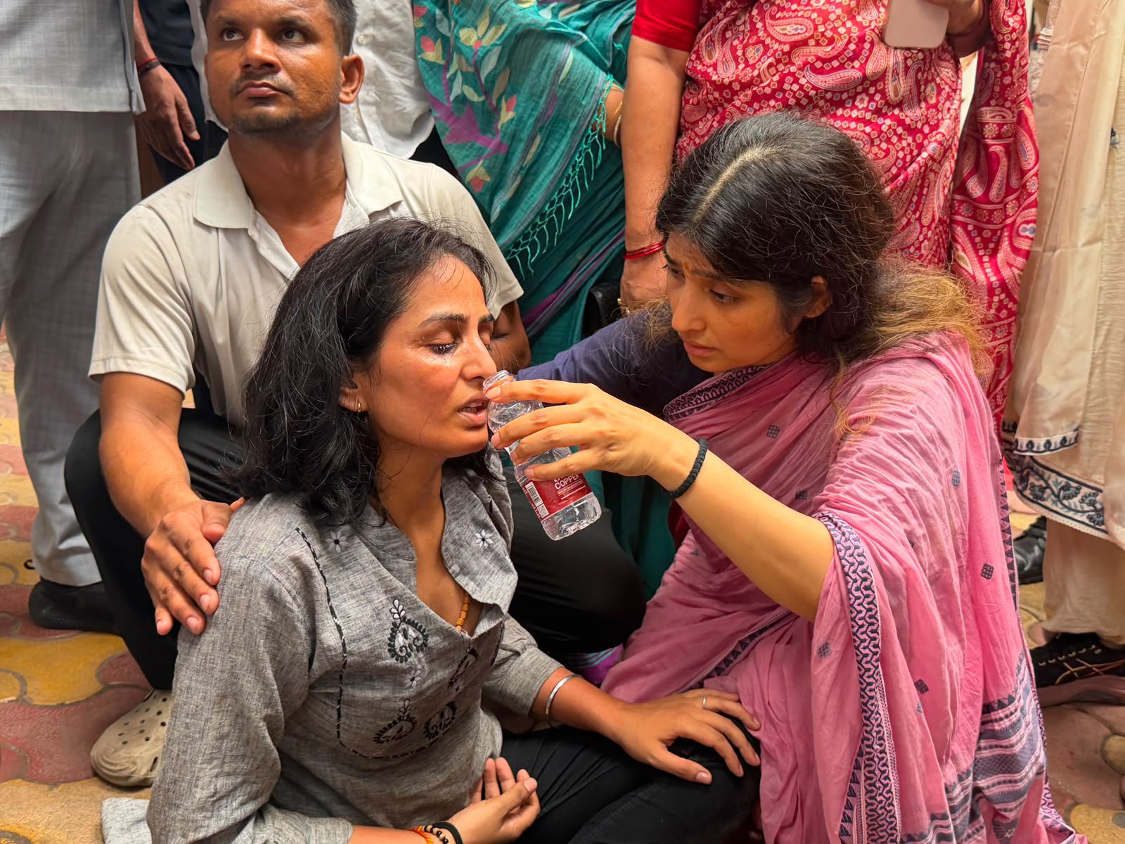 आंदोलनकारी को पानी पिलाती डिंपल यादव