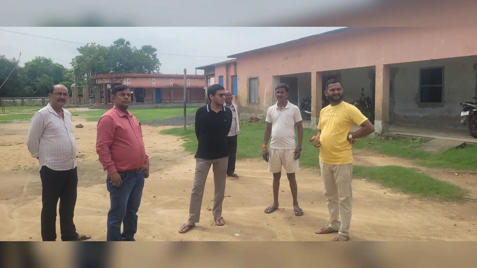 गेरुआ पुरसंडा पंचायत में सहयोग शिविर की तैयारियों का अधिकारियों ने लिया जायजा, सफाई और पेयजल व्यवस्था दुरुस्त करने के निर्देश