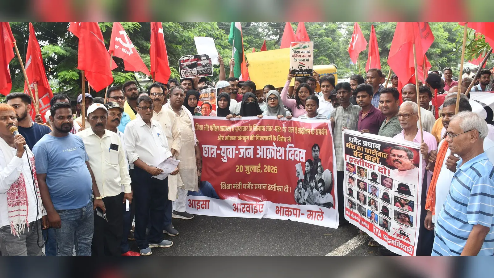 पेपर लीक व छात्रों पर कार्रवाई के विरोध में माले का प्रदर्शन, राष्ट्रपति के नाम सौंपा ज्ञापन