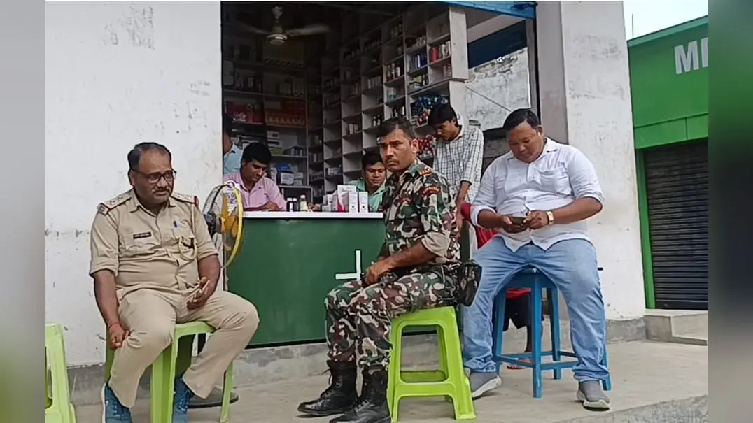 नरकटियागंज में मेडिकल स्टोर पर छापेमारी, जांच के लिए जब्त की गईं संदिग्ध दवाएं