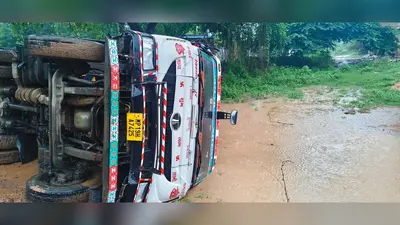 आरा: जर्जर सड़क पर पलटा 18 चक्का टैंकर, आरओबी बंद होने से ग्रामीण मार्गों पर बढ़ा भारी वाहनों का दबाव