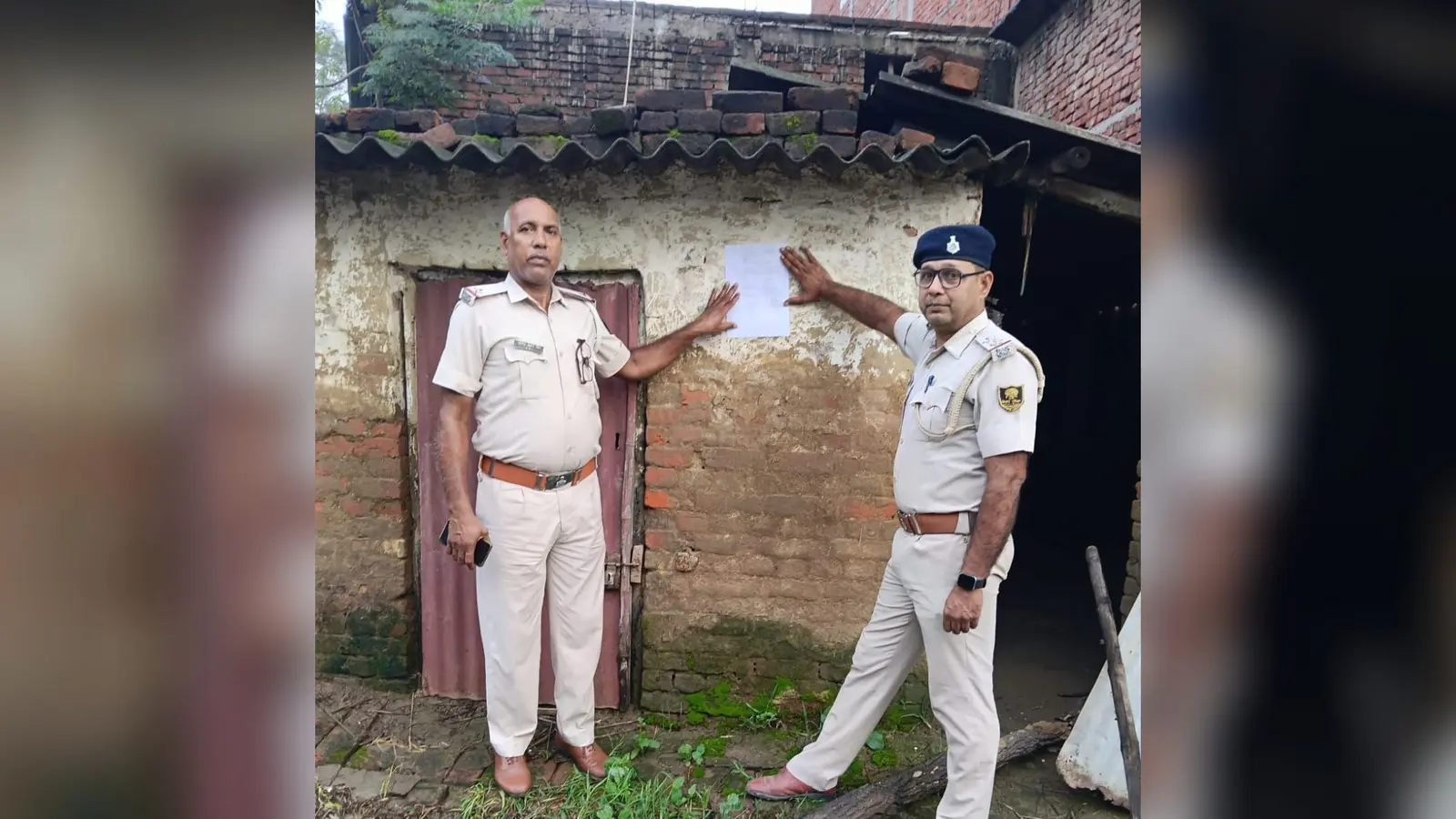 गोपालगंज में मारपीट मामले के फरार आरोपित के घर पुलिस ने चस्पाया इश्तेहार