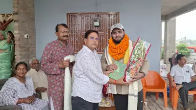 वैशाली: नीट में ऑल इंडिया रैंक 1527 हासिल करने वाले नवनीत राज का हुआ सम्मान, अंगवस्त्र और स्मृति चिन्ह किया गया भेंट