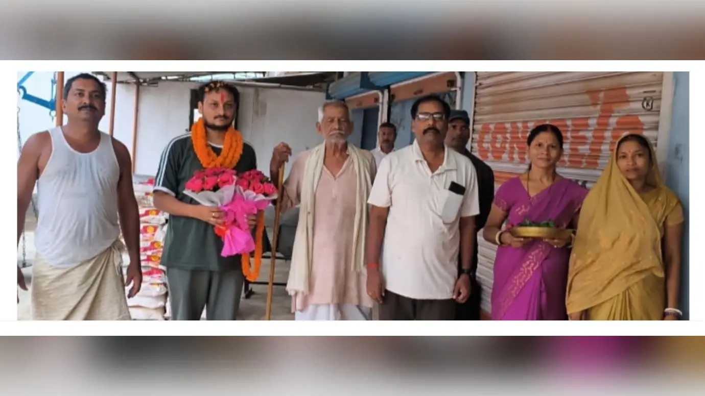 नवादा: काशीचक के विपुल बने चार्टर्ड अकाउंटेंट, गांव पहुंचने पर फूल-मालाओं से हुआ स्वागत