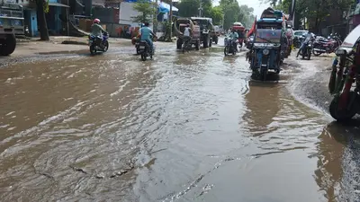 हल्की बारिश में तालाब बन जाती है अलीगंज बाजार की मुख्य सड़क, हर दिन हादसे का खतरा