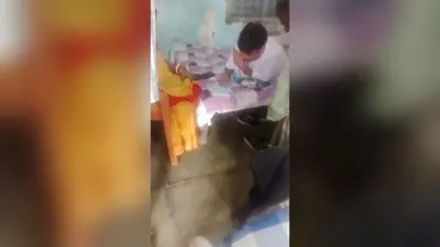 अमौर रेफरल अस्पताल में बेड पर लेटकर मरीज देखने का वीडियो वायरल, स्वास्थ्य विभाग ने शुरू की जांच