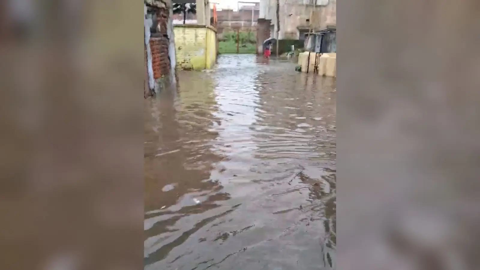 चास के कई मुहल्लों की सड़कों में जलजमाव, परेशानी