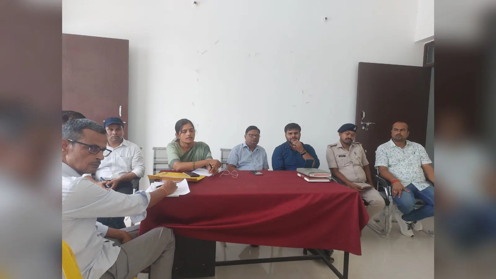 परसौनी में बाढ़ अनुश्रवण समिति की बैठक, देर से पहुंचीं सीडीपीओ की हाजिरी रोकी