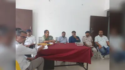 परसौनी में बाढ़ अनुश्रवण समिति की बैठक, देर से पहुंचीं सीडीपीओ की हाजिरी रोकी