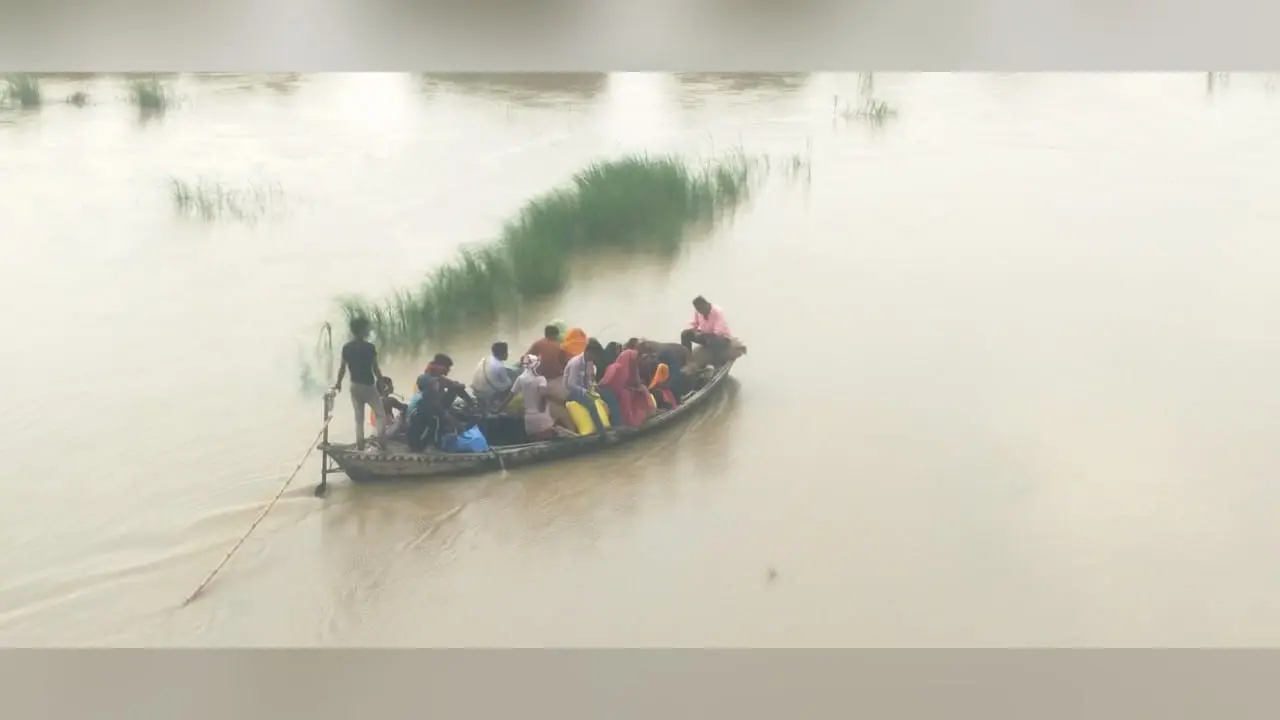 दरभंगा: बाढ़ का असर बरकरार, स्कूल, नौकरी और इलाज के लिए नाव ही सहारा
