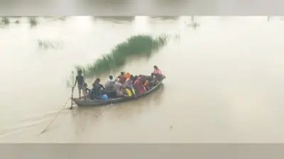 दरभंगा: बाढ़ का असर बरकरार, स्कूल, नौकरी और इलाज के लिए नाव ही सहारा
