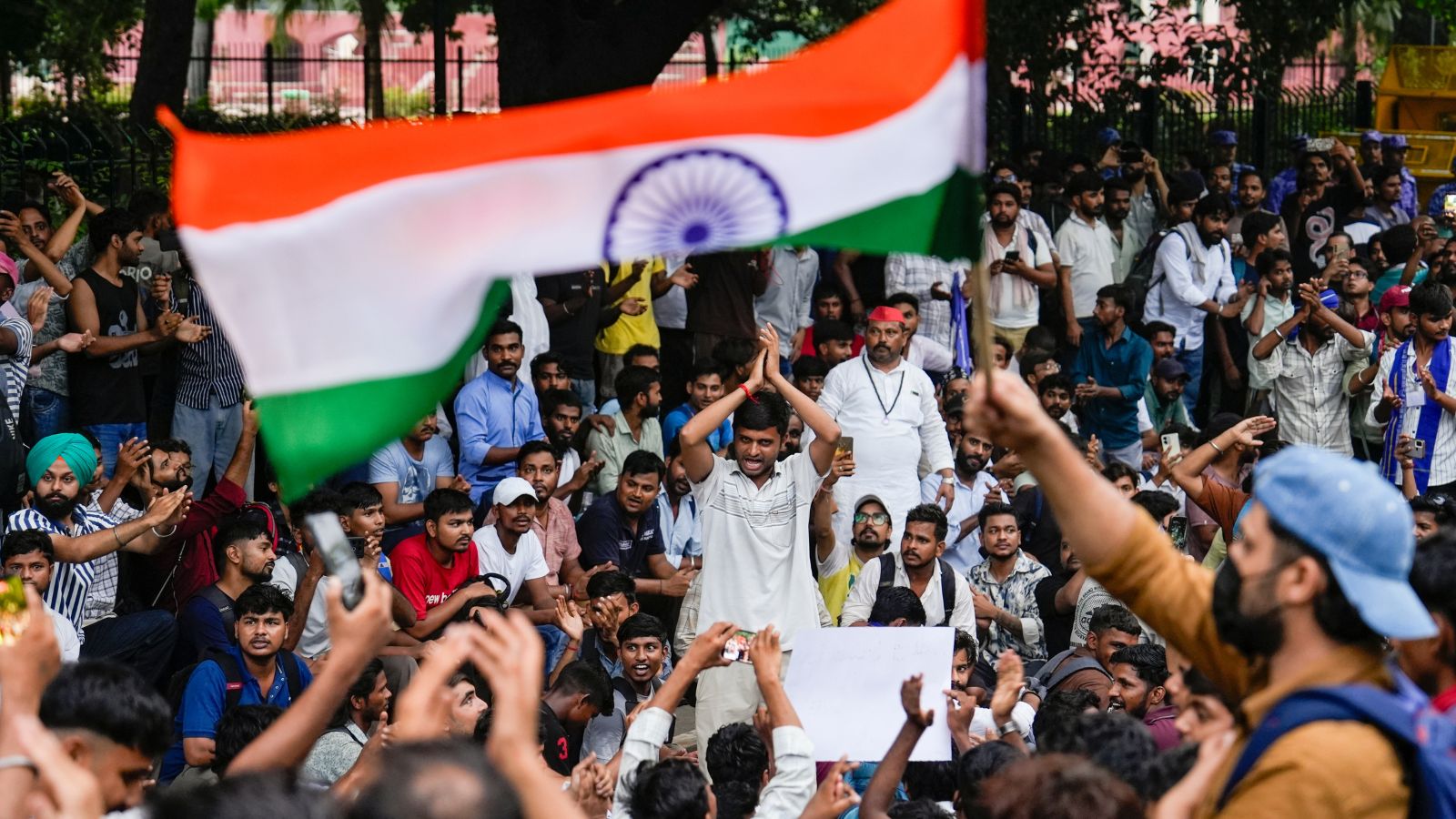 भारी सुरक्षा और बैरिकेडिंग