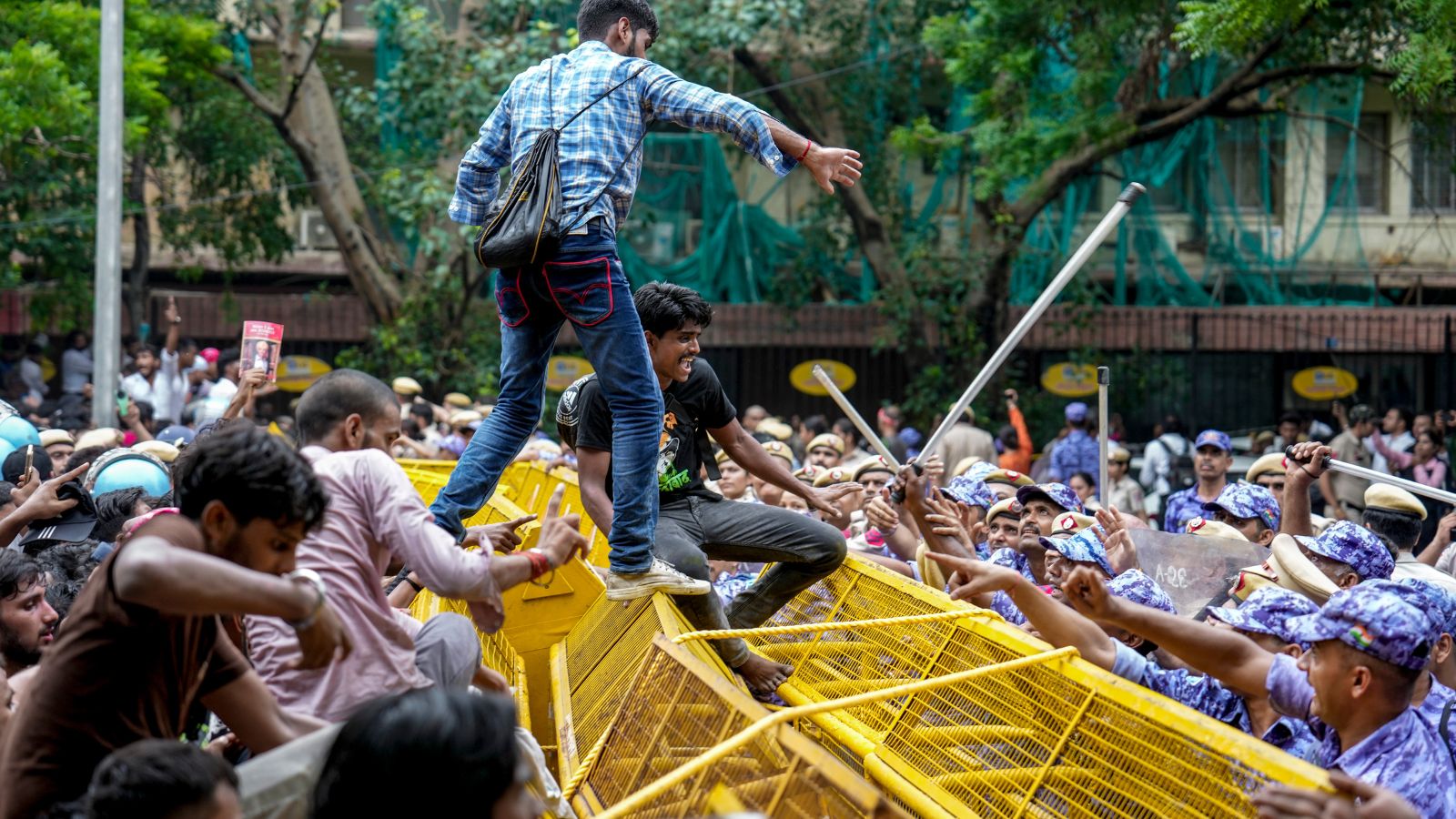 पुलिस और प्रदर्शनकारियों में टकराव 