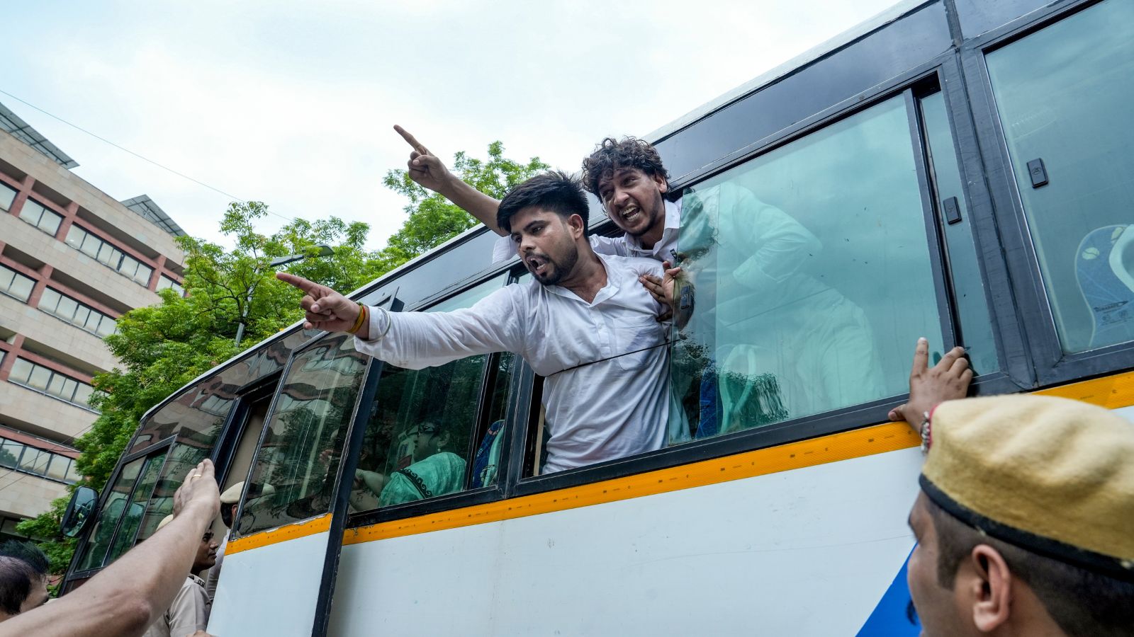 हिरासत में लिए गए प्रदर्शनकारी